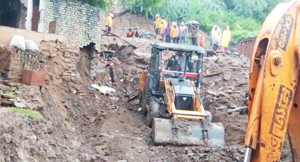 The Weekend Leader - 7 of a family including 4 kids die as house collapses due to rain